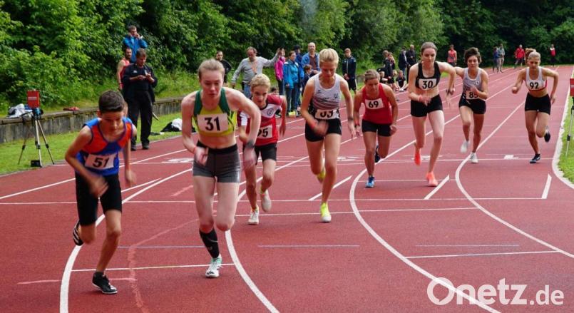 Ohne taktisches Geplänkel haben die Leichtathleten am Freitagabend beim Meeting in Neustadt/WN so richtig Tempo gegeben. Die Folge waren einige neue Rekorde. Bild: Lisa Wiesent