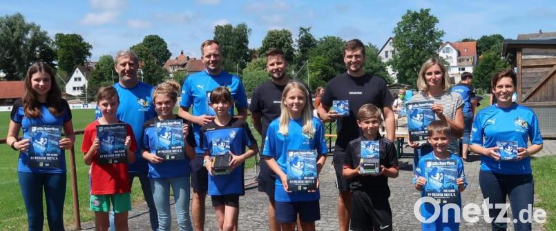 Ein eigenes Sticker-Sammelalbum präsentiert der FV Vilseck zu seinem 100. Geburtstag (hinten von links): Vorsitzender Robert Liermann, E-Jugendtrainer Jonny Rumpler, stickerfive-Firmenchef Adrian Huber, stickerfive-Projektleiter Sebastian Bretzel, Edekamarkt-Inhaberin Kathrin Kredler-Liermann. Bild: rha