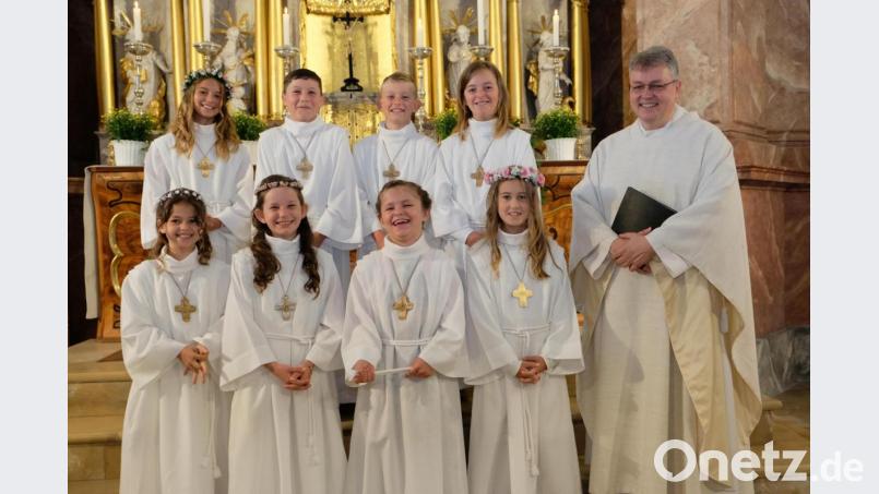 Weitere acht Kinder gehen am Sonntag zum ersten Mal zum Tisch des Herrn. Pater Adrian Kugler (rechts) zelebriert beide Festgottesdienste. Bild: do