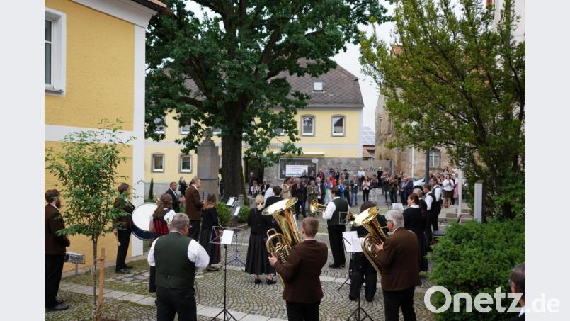 Die Trachtenkapelle gibt am Kirchplatz in Waldthurn zum Bürgerfest ein Standkonzert. Bild: fvo