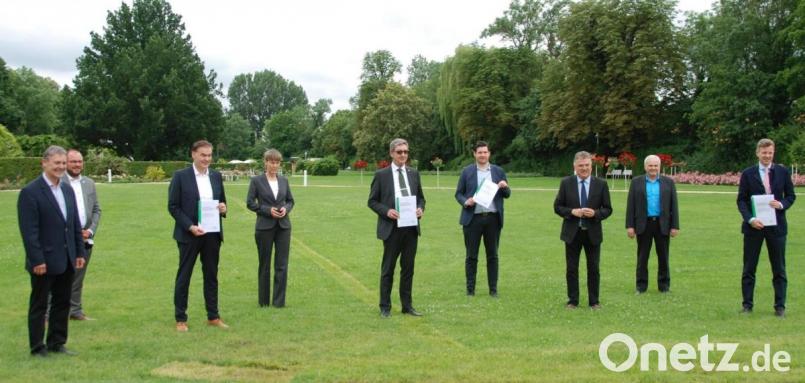 Im Bild von links Gerhard Wunder (stellvertretender Landrat Kronach), Sebastian Straubel (Landrat Coburg), Peter Berek (Landrat Wunsiedel), Eva Döhla (Oberbürgermeisterin Hof), Andreas Mäder (Geschäftsführer VGN), Dominik Sauerteig (Oberbürgermeister Coburg), Klaus Peter Söllner (Landrat Kulmbach), Günter Kopp (stellvertretender Landrat Tirschenreuth), Oliver Bär (Landrat Hof). Bild: Landratsamt Hof/exb