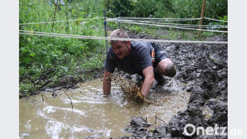 Knapp 250 Teilnehmer und Wasser von oben und unten: Beim Geländelauf von Rats-Runners und Schlackenverein in Siebeneinchen blieb keiner der 250 Teilnehmer trocken und sabuer. Bild: mfh