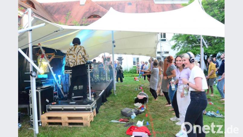 Die Gruppe Slatec im Innenhof der Regionalbibliothek. Bild: Kunz