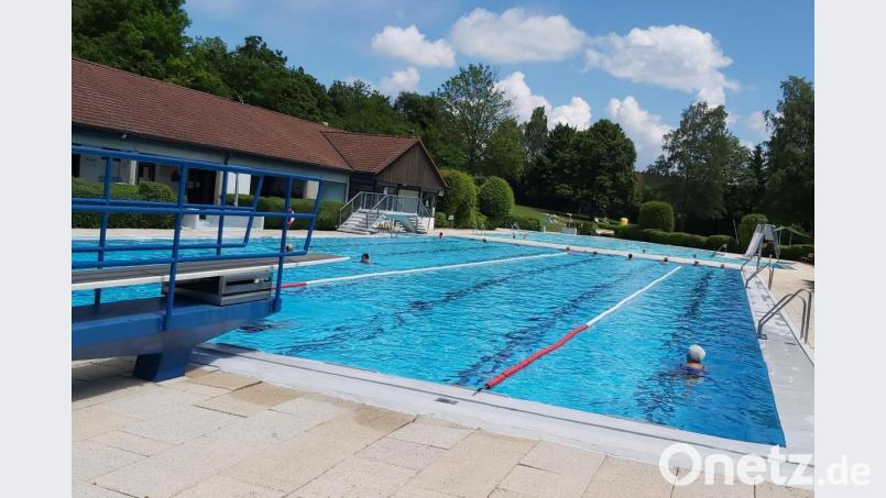 Helmut Graf vom ASV Schwend ist im Illschwanger Freibad 303 Bahnen geschwommen - das ergibt in den 33-Meter-Becken exakt zehn Kilometer. Bild: ASV Schwend/exb