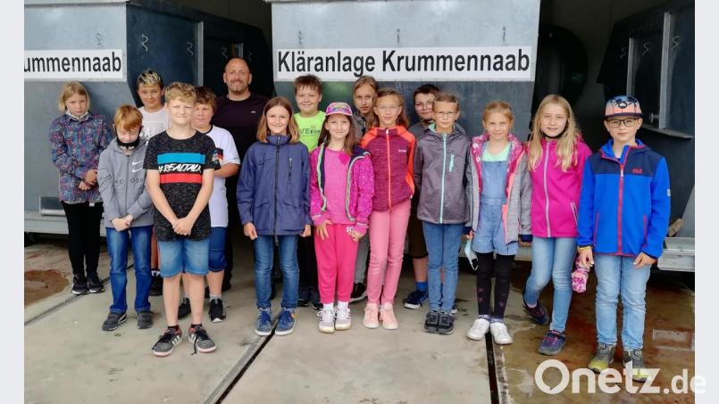 Die Klasse 4b der Grundschule Krummennaab besuchte nach dem Distanzunterricht die Kläranlage der Gemeinde vor Ort. Bild: Grundschule Krummennaab/exb