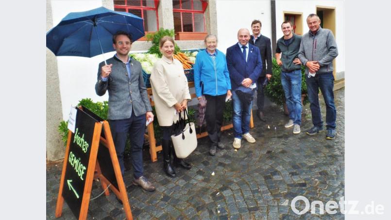 Von der Frische und Qualität beim Bauernmarkt in Etzenricht überzeugten sich (von links) Severin Hirmer, Zweiter Bürgermeister von Weiherhammer, Monika Waldeck, Dritte Bürgermeisterin von Etzenricht, Seniorchefin Frieda Beutner und Gerhard List, der Bürgermeister von Kohlberg. Reinhold Witt vom Landwirtschaftsamt lobte Juniorchef Thomas und Organisator Hans Beutner für ihren unternehmerischen Mut. Bild: jml