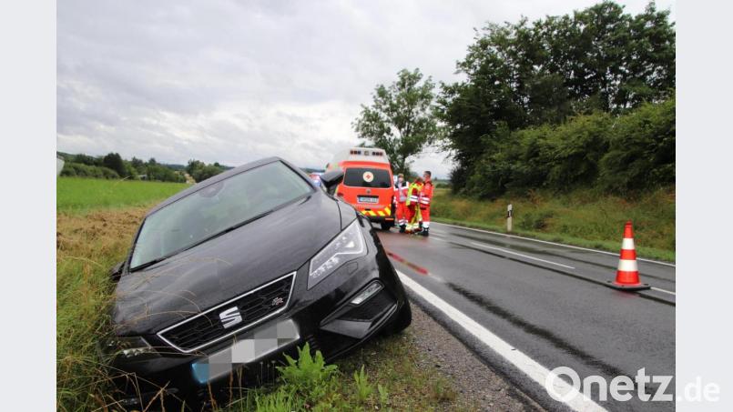 Der Ausweichversuch der Seat-Fahrerin endet im Straßengraben. Bild: jma