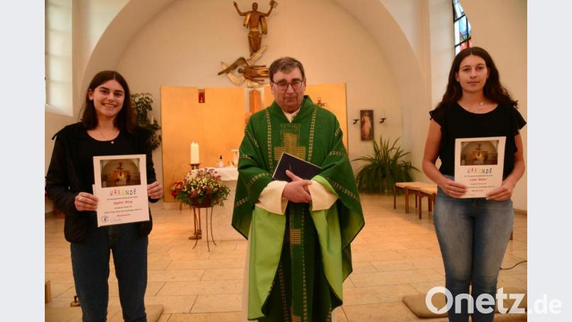 Sophie Weig (links) leistete zehn Jahre Dienst als Ministrantin, Luisa Müller (rechts) acht Jahre. Dafür dankte Stadtpfarrer Hans Ring. Bild: bey