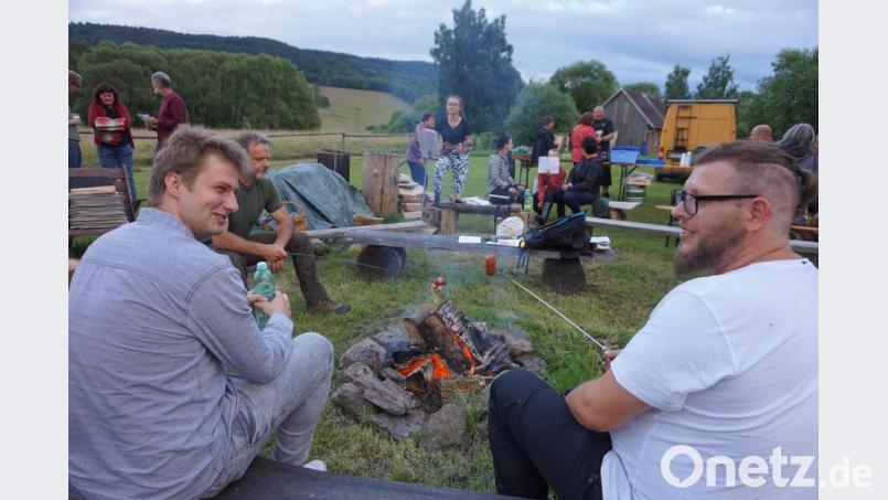 Stammtisch-Organisator Jirka Petrášek (links) mit CeBB-Kollegen David Veres beim Würste grillen. über dem Lagerfeuer. Bild: eib