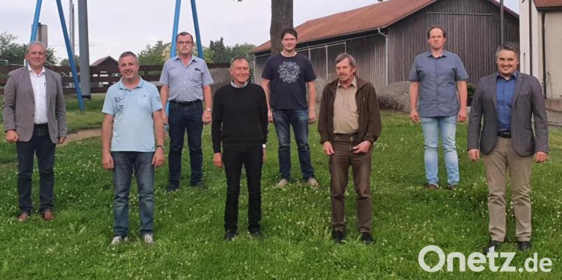 Das neue Führungsteam der Reuther Jagdgenossenschaft: (von links) Bürgermeister Werner Prucker, Erhard Kraus, Adolf Windschiegl, Johann Neugirg, Josef Weidner, Jagdpächter Wolfgang Schmidt, Matthias Zahn und Jagdvorsteher Stefan Adam. Bild: ang