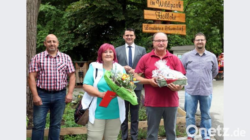 Die Kiosk-Pächter Renate und Robert Duschinger verabschieden sich nach 23 Jahren von der Höllohe. Im Bild das Ehepaar Duschinger (vorne) zusammen mit Vereinsvorsitzendem Rudi Hintermeier, Landrat Thomas Ebeling und Geschäftsführer Stefan Jahreiß (von links). Bild: GERHARD GOETZ