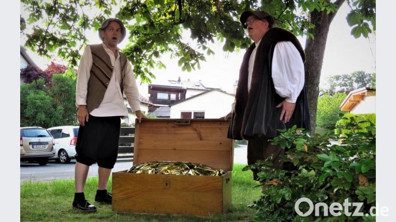 Vinzenz und Kaufmann Enders staunen, als sie in einer Truhe jede Menge Gold finden. Archivbild: ubb