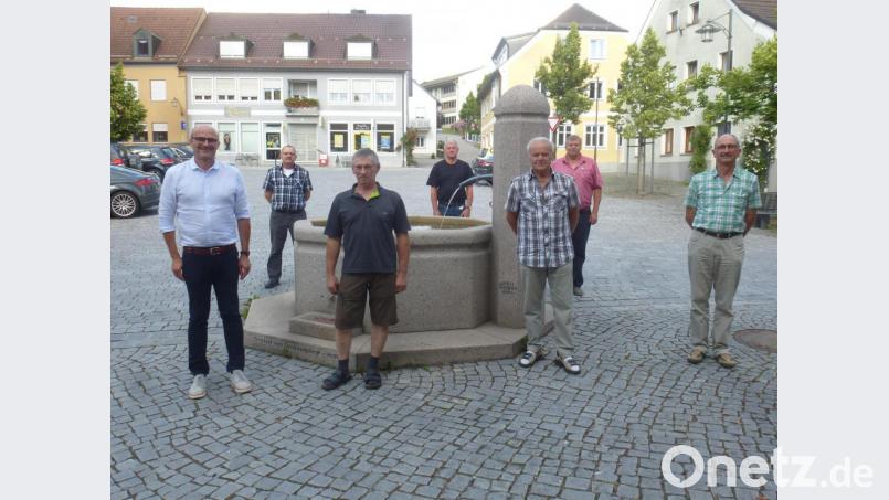 Bürgermeister Maximilian Beer (links) freut sich über das gute Team der Feldgeschworenen in der Marktgemeinde. Bild: mad