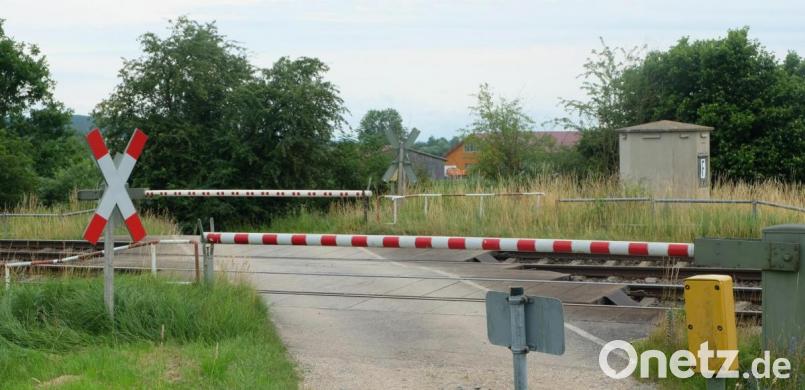 Vom 1. August bis 28. August wird der Bahnübergang bei Brensdorf an der Bahnlinie zwischen Schwarzenfeld und Nabburg komplett gesperrt. Bild: ohr