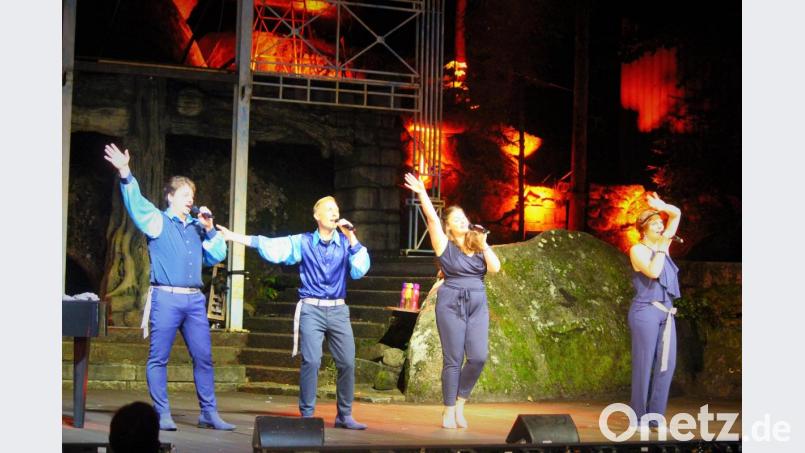 Abba-Songs in der Form "unplugged" lieferten die Künstler von "Abbacoustica" am Sonntag auf der Luisenburg ab. Bild: stg