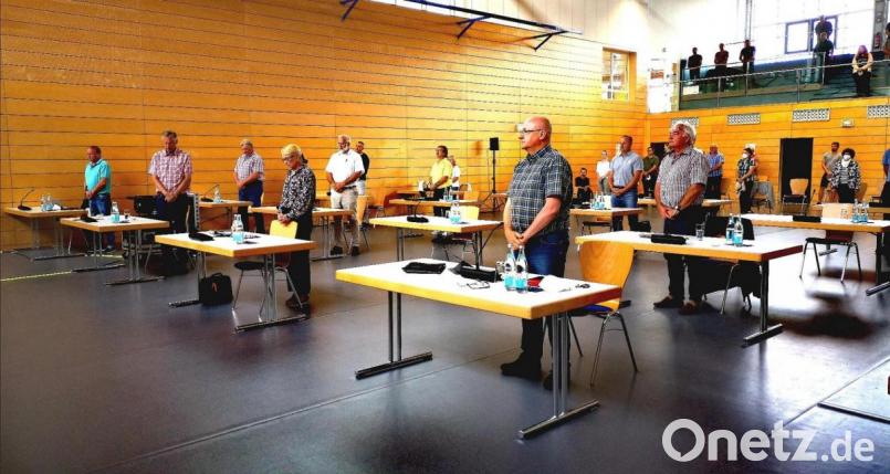 Der Marktgemeinderat legt bei der letzten Sitzung zu Ehren des am 18. Juni 2021 verstorbenen ehemaligen Ratskollegen Michael Lottner eine Gedenkminute ein. Bild: Thomas Dobler