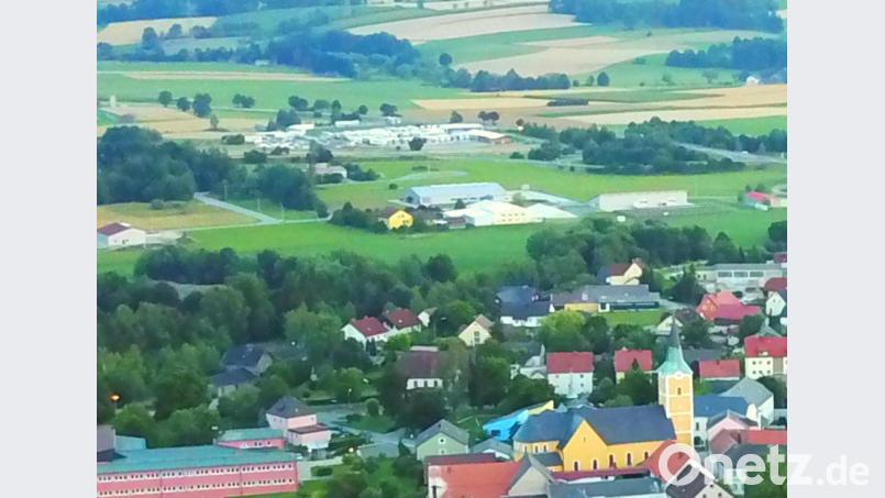 Für das Areal der Tank- und Rastanlage bei der Autobahnanbindung (im Hintergrund) beschloss der Waidhauser Marktrat eine neue Zufahrtsstraße; jedoch nur als Provisorium. Bild: fjo