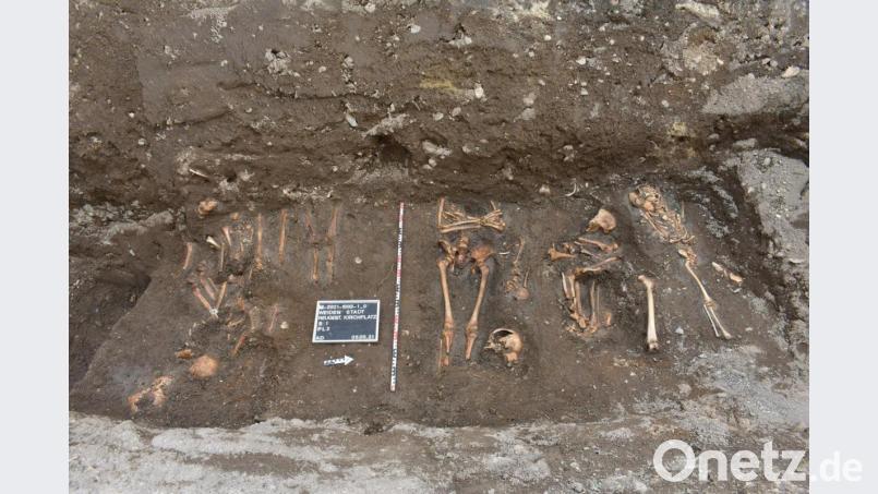 Knochen und komplette Skelette von Menschen fanden die Arbeiter am Kirchplatz von St. Michael. Bild: Holger Fries