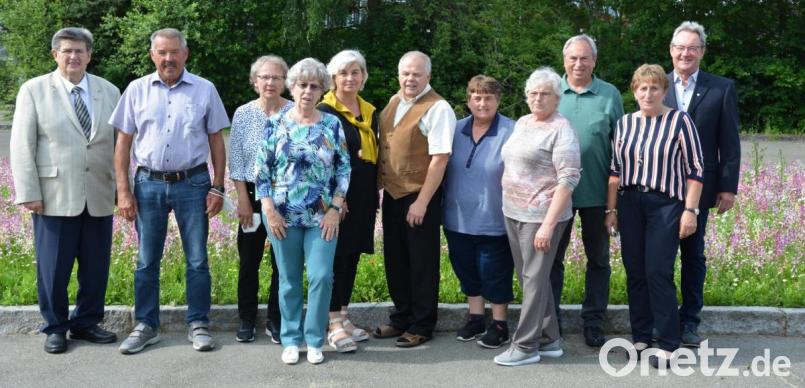 Die AWO wählte ein neues Führungsgremium und ernannte Wilfried Neuber zum Ehrenvorsitzenden. Im Bild von links Wilfried Neuber, Josef Baumer, Evi Schwendner, Juliane Demleitner (Seniorenbauftragte), zweite Vorsitzende Marion Dietz, Vorsitzender Michael Welnhofer, Kassier Anne-Marie Hubatsch, Christel Süß, Schriftführer Karl-Heinz Pieper, Regina Rauch sowie zweiter Kreisvorsitzender Manfred Zenger. Bild: Welnhofer/exb
