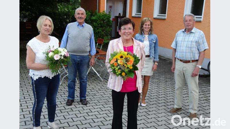 Neben Brigitte Hirmer (vorne Mitte) schieden auch Hannelore Jahn (links), Wolfgang Bernert (Zweiter von links) und Bernd Linek (rechts)´aus dem Vorstand aus. Bild: hm