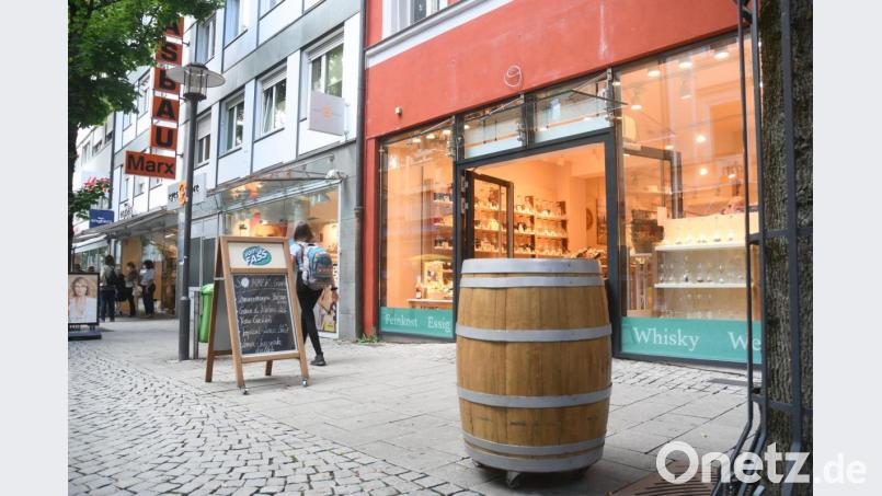 Von der Bahnhofstraße in die Max-Reger-Straße: Der Fass-Laden zog in die ehemaligen Geschäftsräume von Bijou Brigitte. Bild: Gabi Schönberger