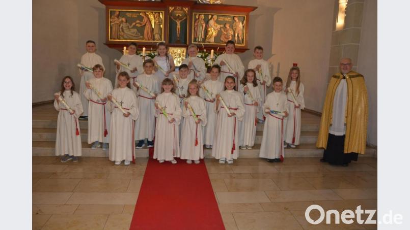 In zwei Festgottesdiensten am Sonntagvormittag empfingen insgesamt 36 Kinder die Erstkommunion. Im Bild die Kinder der 3b mit Stadtpfarrer Anton Witt. Bild: jr