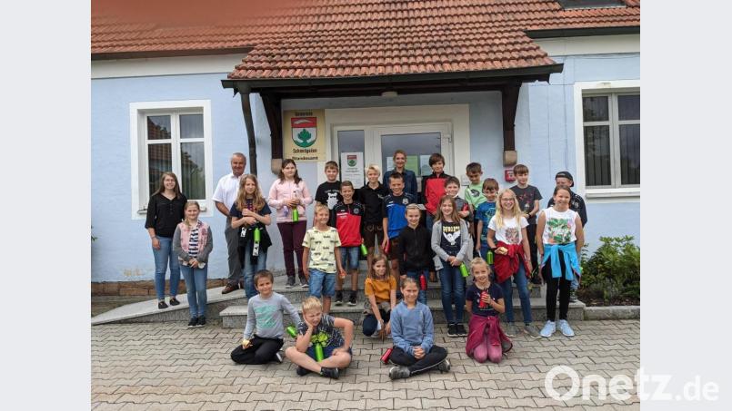 Nach dem Besuch im Schmidgadener Rathaus sangen die Kinder dem Bürgermeister noch ein Geburtstagsständchen. Bild: Gemeinde Schmidgaden/exb
