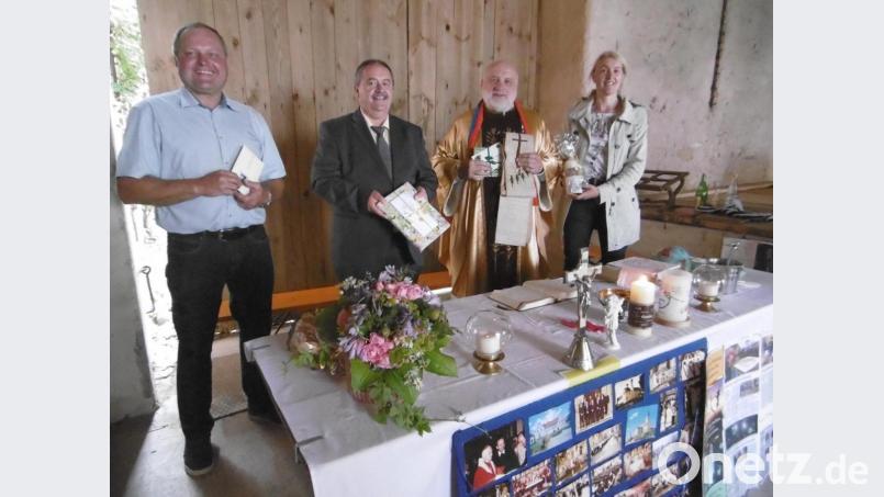 Dorfsprecher Franz Gottschalk (von links), Bürgermeister Peter Dotzler und Kirchenpflegerin Susanne Lindner (rechts) gratulierten Pater Alfred Linder zum 40. Priesterjubiläum. Bild: mma
