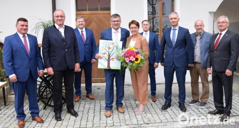 Viel Prominenz hatte sich zum großen Tag von Bürgermeister Peter Braun beim Hammerschloss zusammengefunden. Darunter auch Bezirkstagspräsident Franz Löffler, Landtagsabgeordneter Harald Schwartz und Landratsstellvertreter Stefan Braun, seine Stellvertreter und Josef Popp als Sprecher der Schmidmühlener Vereinslandschaft. Bild: bö