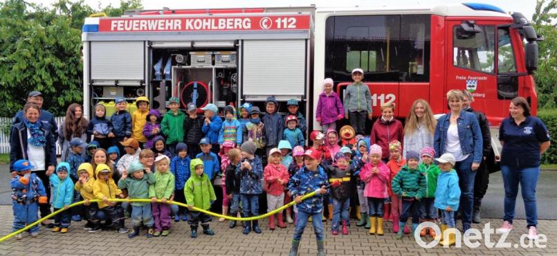Nicht nur der „Feuerwehrnachwuchs“ im Kindergarten Arche Noach hatte beim Feuerwehrtag großen Spaß, auch Leiterin Marion Eitel, Vorstand Josef Fischer (links hinten) und das Helferteam von Kindergarten und Feuerwehr (hinten rechts) freuten sich über den spannenden Vormittag. Bild: jml