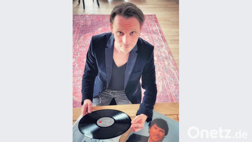 Sänger Markus Engelstädter widmet sich im neuen Programm - das Cover der Platte verrät es - dem Werk von Udo Jürgens. Bild: stg