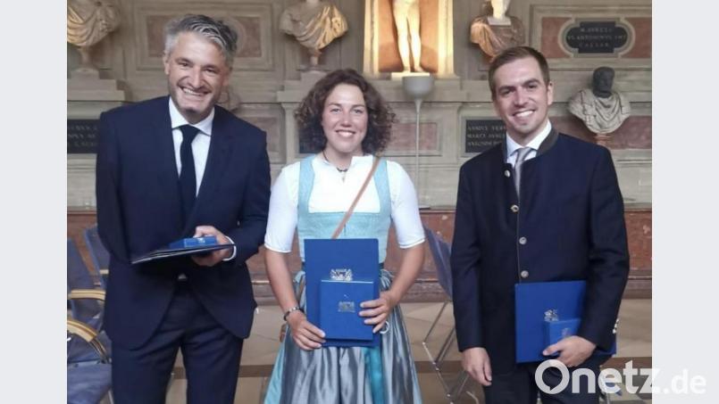 Spitzensportler unter sich: Gerd Schönfelder (links) traf in München bei der Verleihung des Bayerischen Verdienstordens auf Laura Dahlmeier und Philipp Lahm. Bild: Schönfelder/exb