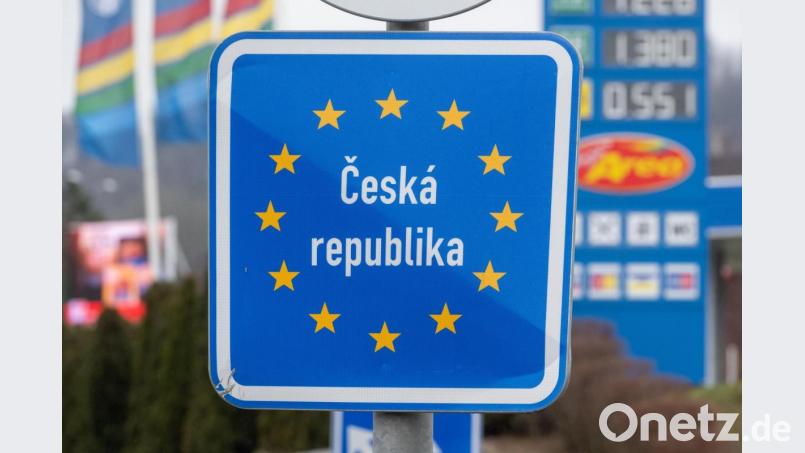 Ein Schild kurz vor der deutsch-tschechischen Grenze. Symbolbild: Armin Weigel/dpa