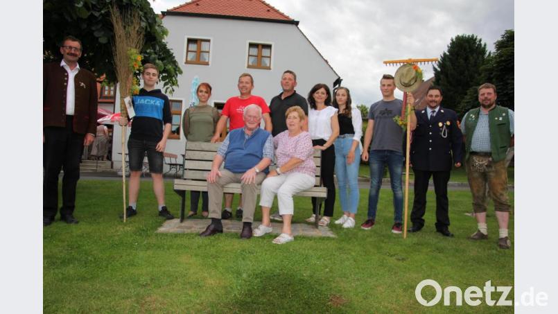Jubilar Lorenz Betzl (sitzend mit seiner Frau Maria) mit Familie und den Gratulanten, darunter Willi Müller (links) von der Ernestgrüner Blasmusik, sowie (von rechts) Stefan Zant (Schützenverein Ringelstein Ottengrün) und Norbert Scharnagl (Feuerwehr Ottengrün). Bild: kro