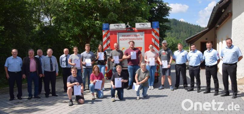 Sechs Damen und fünf Herren der Feuerwehr Adertshausen legten die Prüfung für die modulare Truppausbildung im Basismodul ab. Dazu gratulierten Kreisbrandinspektor Hubert Blödt und 3. Bürgermeister Johann Seitz (von links) sowie Ausbildungsleiter und Kreisbrandmeister Helmut Braun von der FFW Adertshausen (rechts). Bild: bö