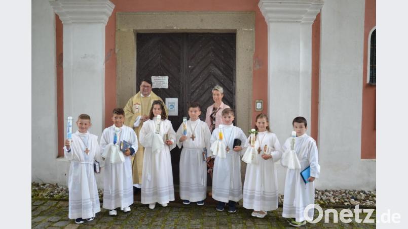 Pfarrer Udo Klösel hielt erstmals die Erstkommunionfeier in Moosbach in der Wieskirche. Den Kommunionkindern gratulierte auch Lehrerin Anja Scharnagl. Bild: gi
