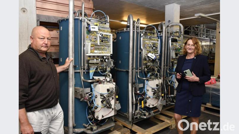 Gesellschafter Thomas Heckmann und Vertriebsleiterin Dorit Zitzelsberger erklären die Technik, die in den Bioreaktoren der Firma Protec steckt. Bild: Petra Hartl