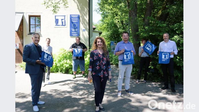 Über die Arbeit im Jugendmedienzentrum T1 informierte Cirta Rosbach (Mitte) die Gäste (von links) Landrat Roland Grillmeier, stellvertretenden KJR-Vorsitzenden Andreas Malzer, Helmut Zeitler (SPD), SPD-Bundestagsabgeordneten Uli Grötsch, Jutta Deiml (SPD) und KJR-Vorsitzenden Jürgen Preisinger. Bild: Stefan Malzer/T1/Landratsamt Tirschenreuth/exb