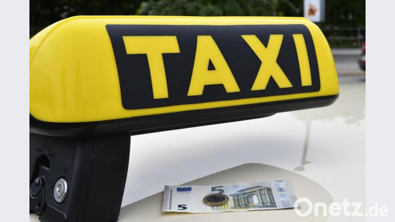 Kostensteigerungen und die Folgen der Pandemie nennt ein Amberger Taxi-Unternehmer als Grund dafür, dass er die Erhöhung der Taxi-Tarife beantragt hat. Bild: Petra Hartl