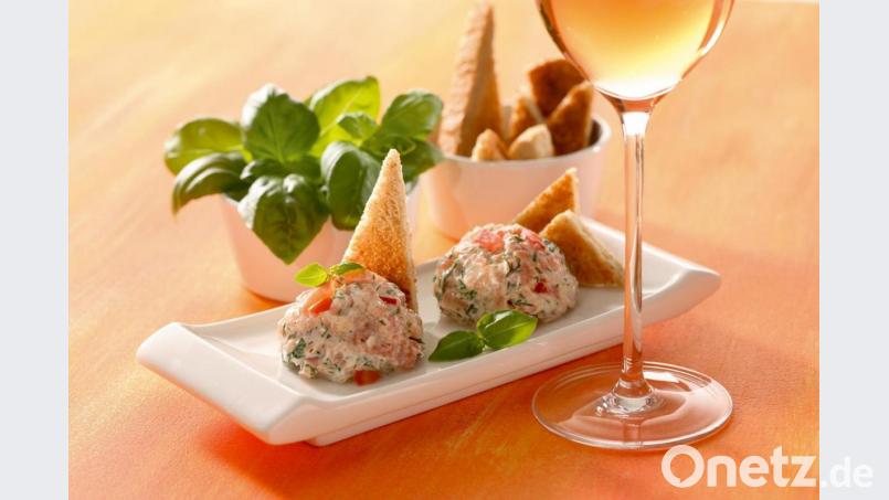 Zu trockenem Rosé passen Rillettes vom gebeizten Lachs. Zum dem Brotaufstrich passen etwas Salatgarnitur und Toastecken. Bild: Deutsches Weininstitut/dpa