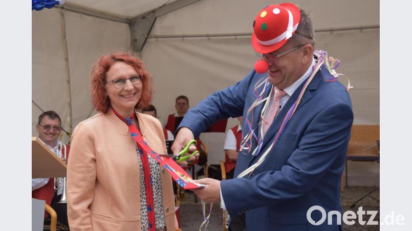 Fast wie am Unsinnigen Donnerstag: Zur Feier des Tages durfte Peter Braun die Faschingskrawatte von Simone Fleischmann abschneiden - sonst ist es ja umgekehrt. Bild: bö