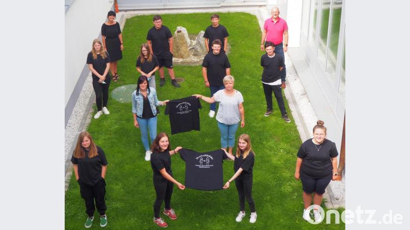 Der Elternbeirat der Fichtelnaabtal-Mittelschule spendierte den 15 Streitschlichtern eigene T-Shirts. Diese übergaben die Elternvertreter Juliane Hecht und Julia Ponnath (Mitte). Darüber freuten sich auch Verbindungslehrerin Karin Sieber (hinten links) und Rektor Alexander Köstler (hinten rechts). Bild: soj
