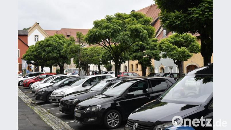 636 Parkplätze auf öffentlichen Flächen gibt es in der Amberger Altstadt. Für sie interessieren sich rund 800 Amberger mit einem Anwohner-Ausweis. Bild: Petra Hartl
