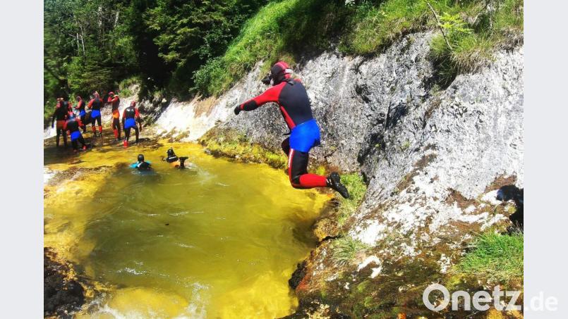 Mut zum Sprung: Auf der Gumpenwanderung mit Taucherbrille geht es von Naturpool zu Naturpool. Bild: Under Pressure/dpa