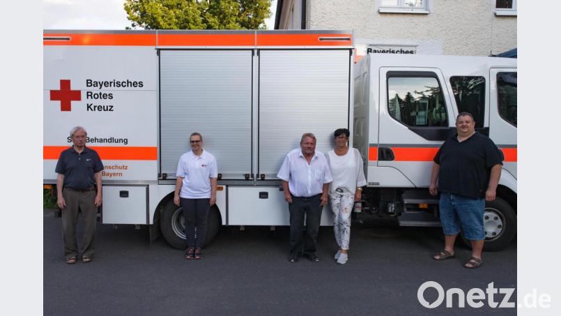 Der neue Ehrenbereitschaftsarzt Dr. Jürgen Mahner mit seiner Frau Sabine (Mitte) zusammen mit Bereitschaftsleiter Helmut Zeitler (rechts) sowie von links Kreisverbands-Chefarzt Dr. Bertram Völkl und Katharina Fortelny. Bild: flm