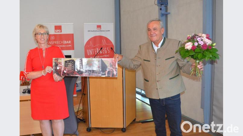 Sabine Zeidler gratuliert Alt-Oberbürgermeister Kurt Seggewiß zum Ehrentitel. Bild: Kunz