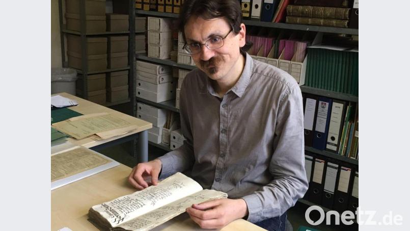 Gotthard Kemmether pflegt seit 1. Juni die Archive für Nabburg und Pfreimd. In Nabburg werden die historischen Quellen bald umziehen. Bild: ihl