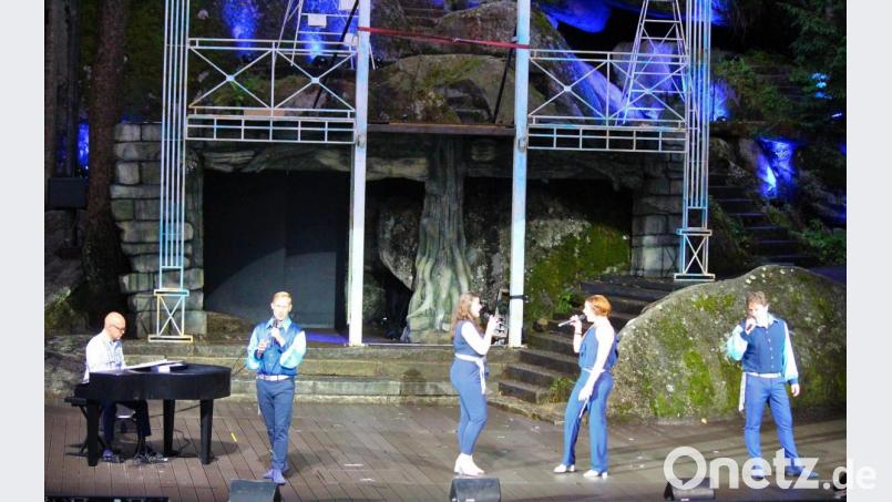 Abba-Songs in der Form "unplugged" lieferten die Künstler von "Abbacoustica" am Sonntag auf der Luisenburg ab. Bild: stg