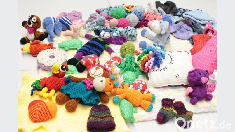 Mützen, Decken, Socken und vieles mehr – die Schülerinnen der Sophie-Scholl-Realschule haben in den vergangenen Monaten viel Zeit für den Bunten Kreis Nordoberpfalz investiert. Bild: Kliniken Nordoberpfalz, Evamaria Rauch/exb