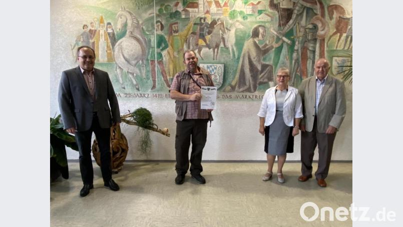 Fünfzig Mal hat Egon Steidle aus Baden-Württemberg (Zweiter von links) schon Urlaub in Tännesberg gemacht. Darüber freuten sich auch (von links) Erster Bürgermeister Ludwig Gürtler und die Quartiergeber Rosi und Sepp Bäumler. Bild: Josef Glas